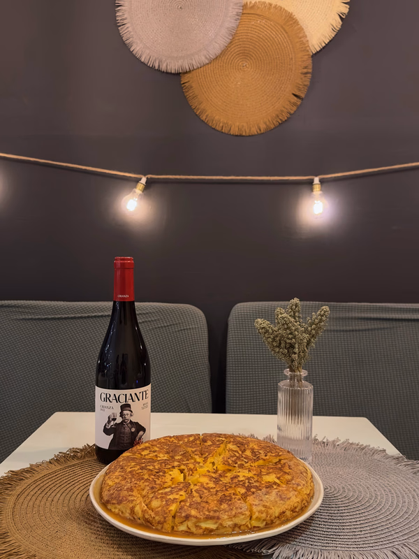 Paella valenciana tradicional con mariscos y azafrán de la región